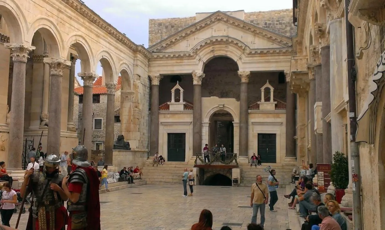 Authentic Apt In Stone House At The Top Location Split Apartment
